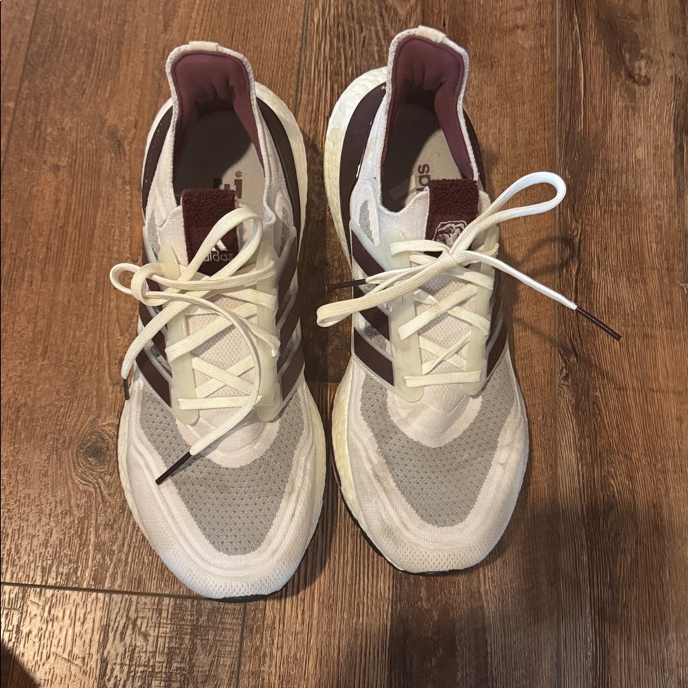 Adidas ultra boost Maroon & White Shoes
Special edition, Mississippi State